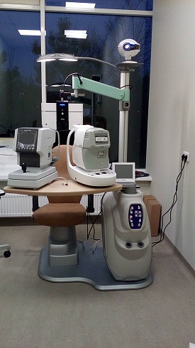 Рабочее место офтальмолога 10.090.00 с креслом с подлокотниками и ножкой под ноги